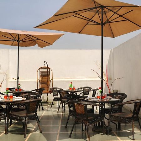 The Pearl Hotel New Delhi Exterior photo