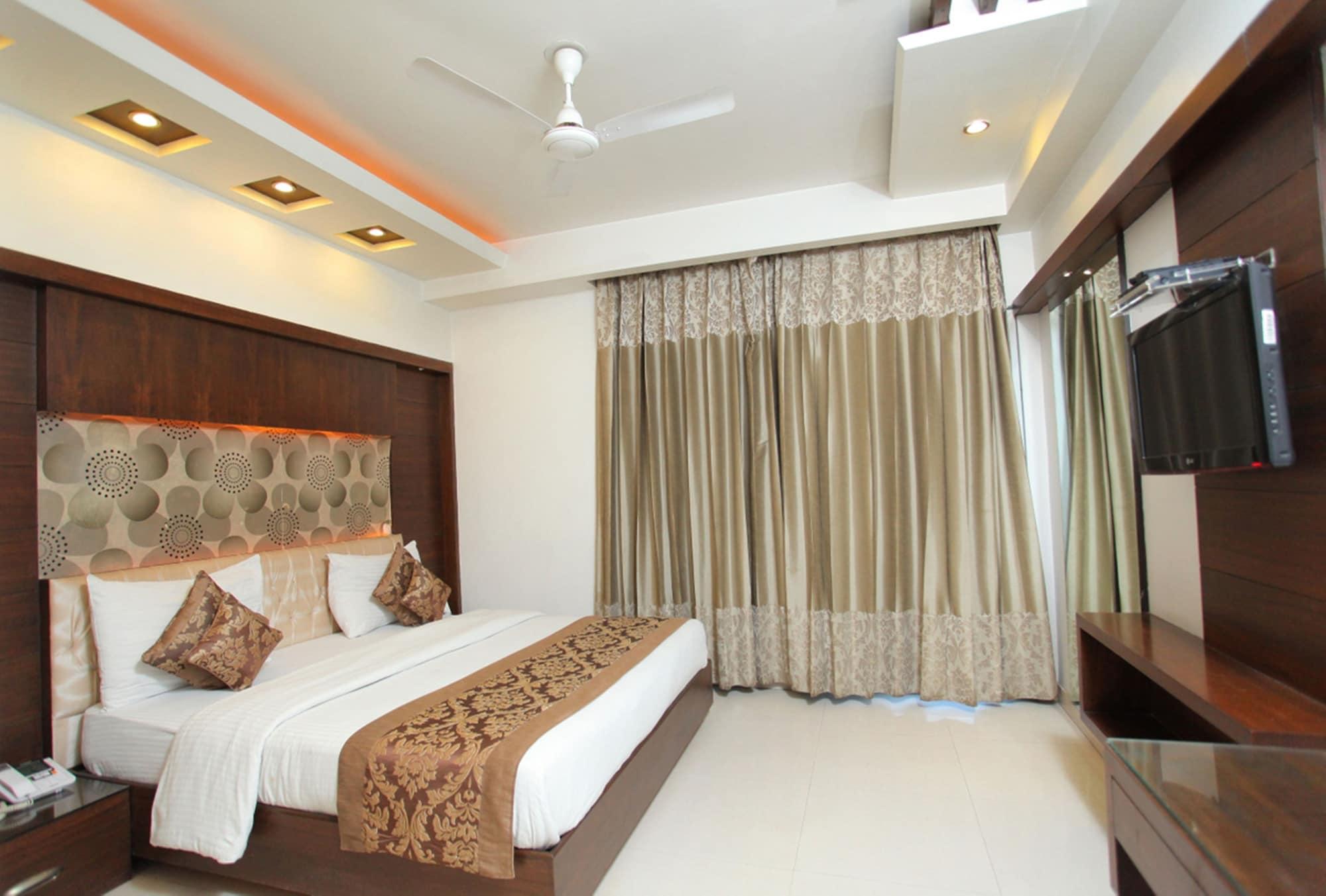 The Pearl Hotel New Delhi Exterior photo