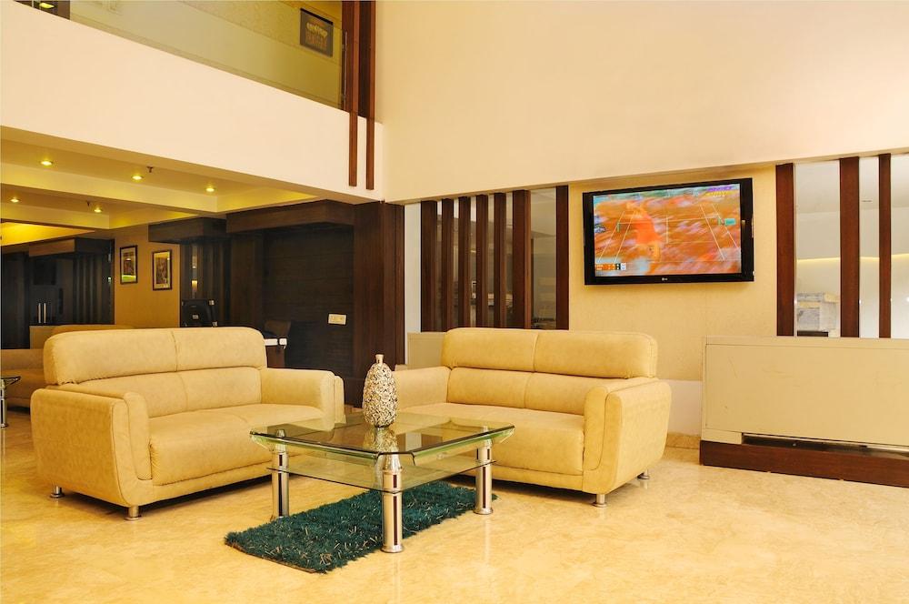 The Pearl Hotel New Delhi Exterior photo