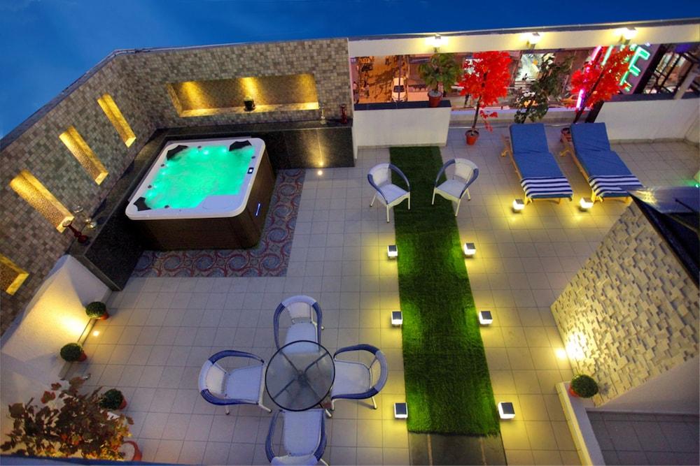 The Pearl Hotel New Delhi Exterior photo