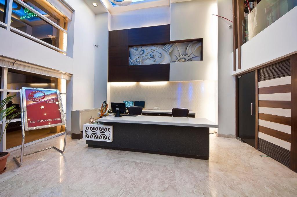 The Pearl Hotel New Delhi Exterior photo