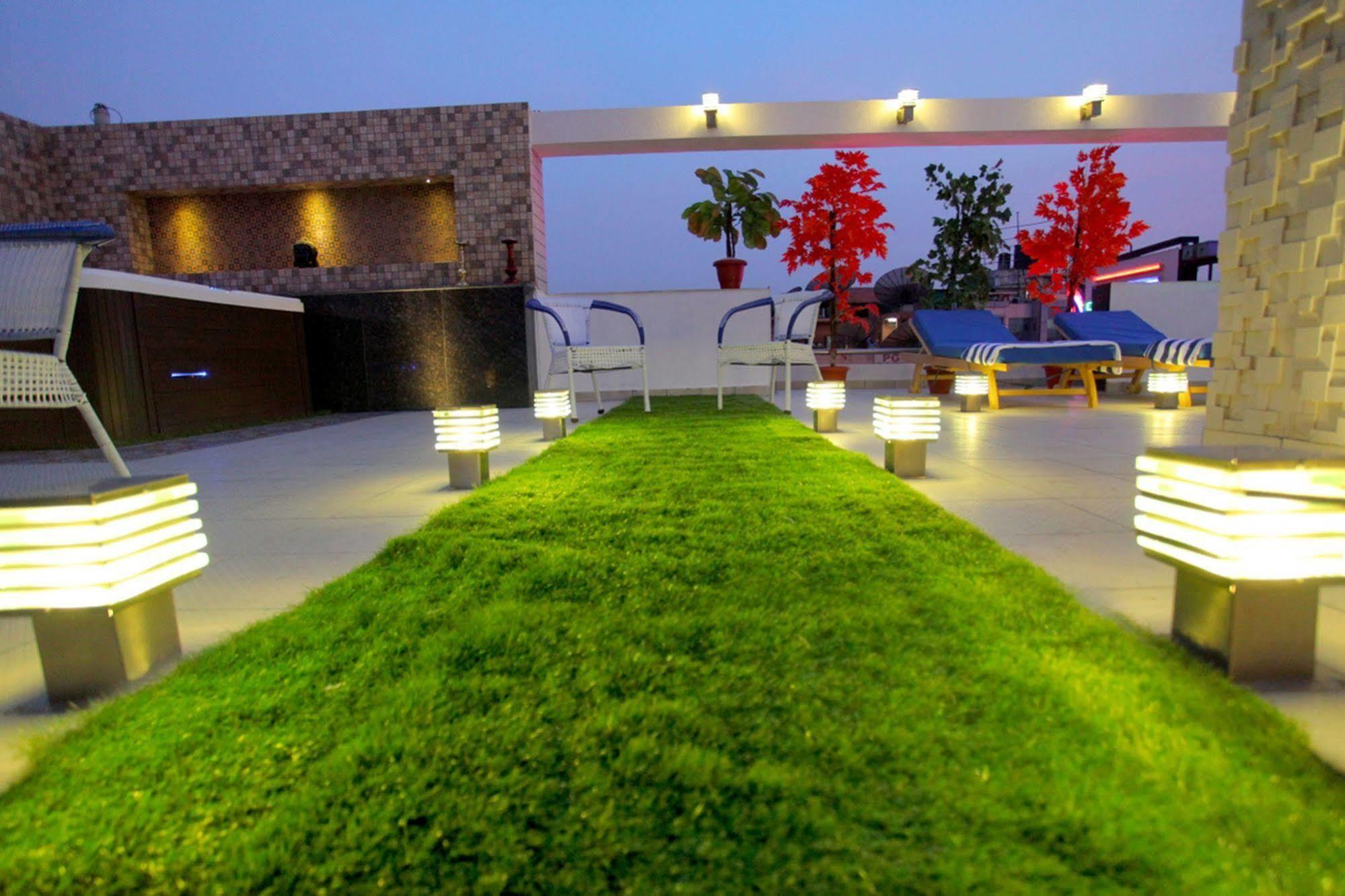 The Pearl Hotel New Delhi Exterior photo