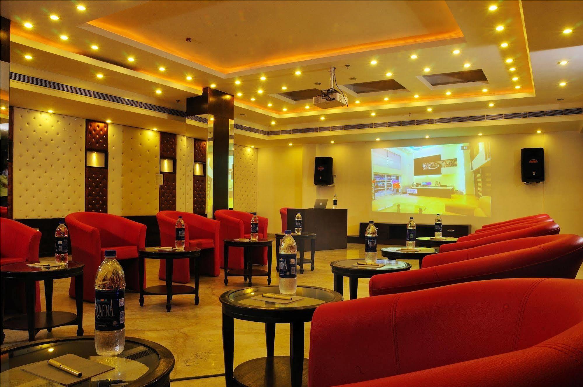 The Pearl Hotel New Delhi Exterior photo