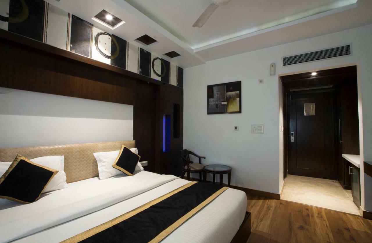The Pearl Hotel New Delhi Exterior photo