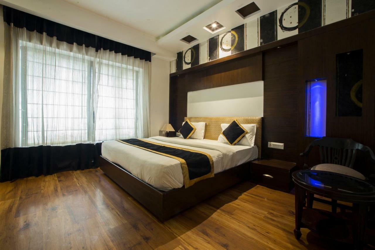 The Pearl Hotel New Delhi Exterior photo