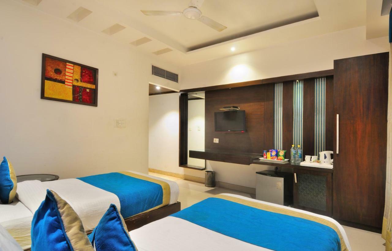 The Pearl Hotel New Delhi Exterior photo