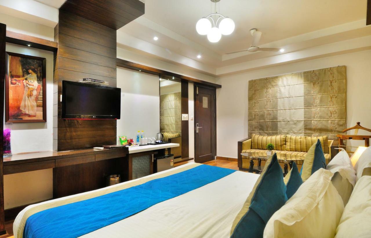 The Pearl Hotel New Delhi Exterior photo
