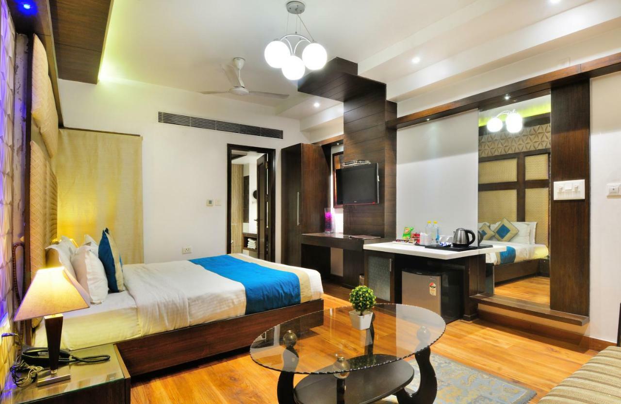 The Pearl Hotel New Delhi Exterior photo