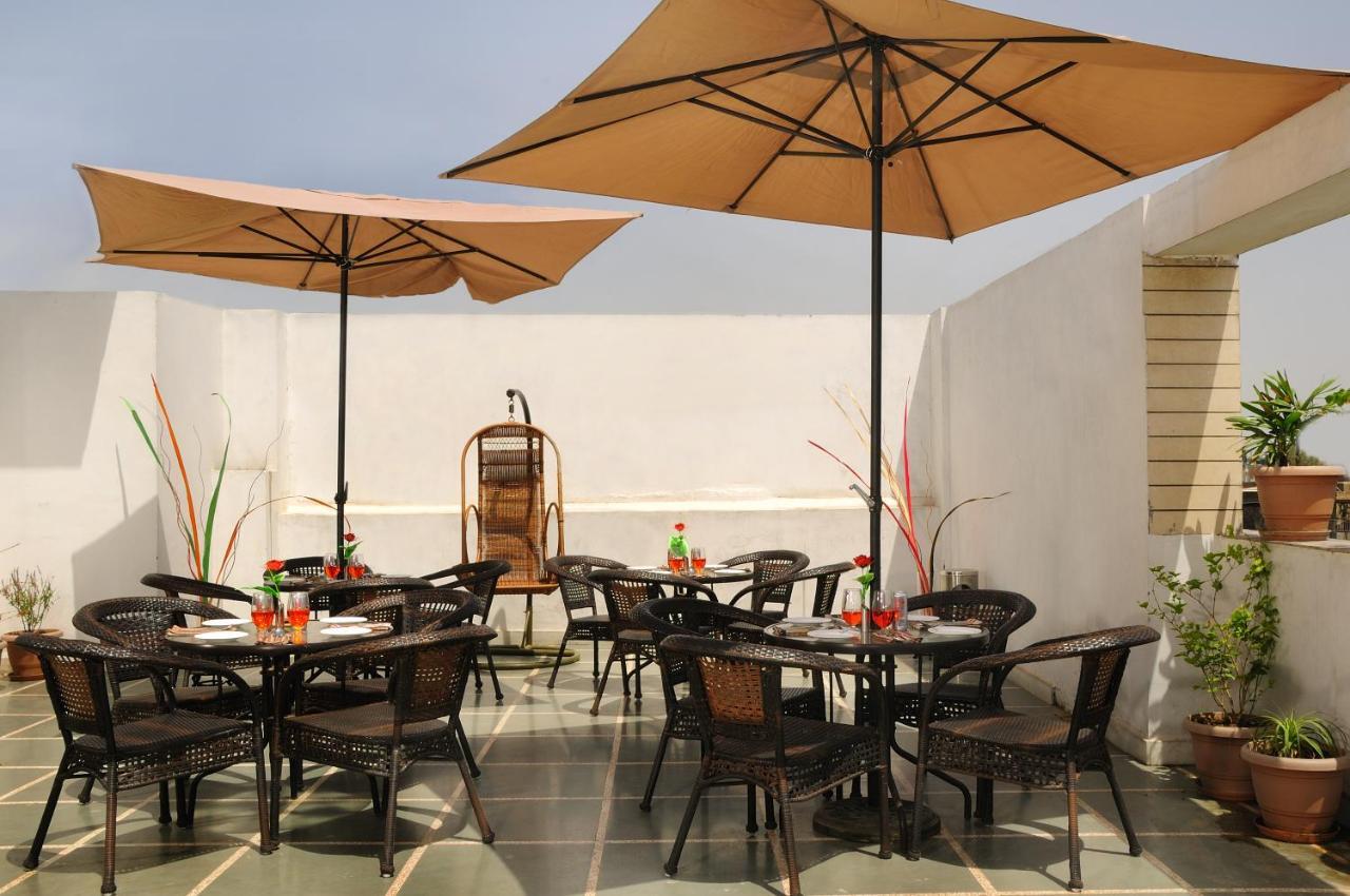 The Pearl Hotel New Delhi Exterior photo